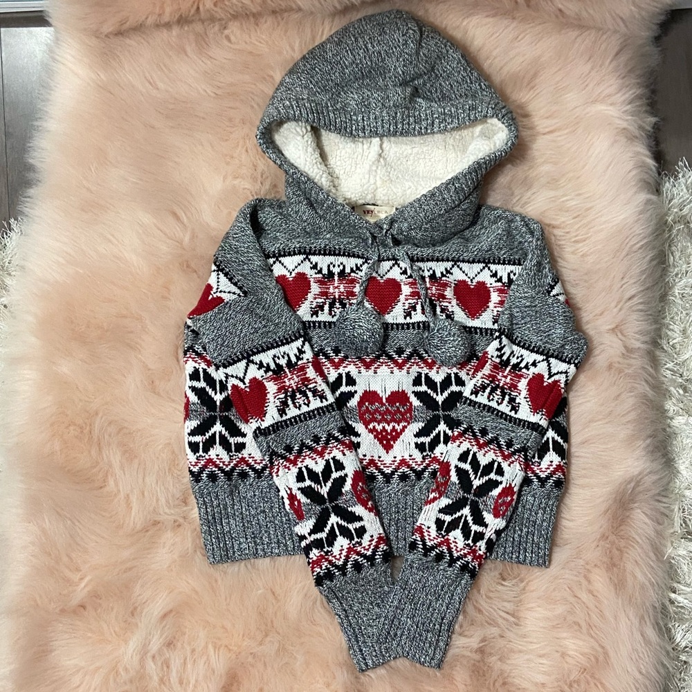Crop Sweater w hearts and snowflakes - Picture 1 of 5